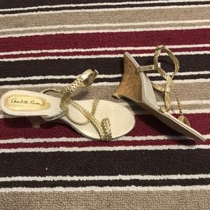 👠Excellent condition 7 1/2 gold wedges👠